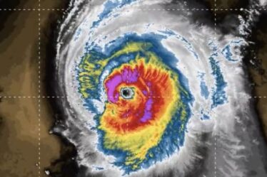 L'ouragan Larry "s'intensifie à nouveau" dans un avertissement majeur aux États-Unis - de superbes cartes