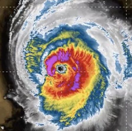 L'ouragan Larry "s'intensifie à nouveau" dans un avertissement majeur aux États-Unis - de superbes cartes
