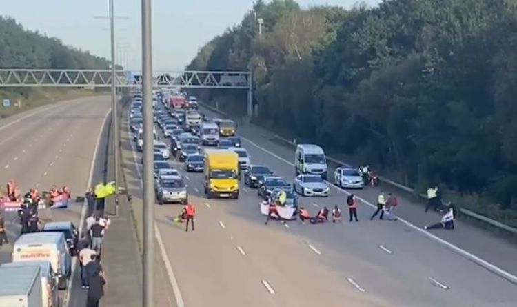 Manifestation M25: Moment où la police riposte enfin après la prise d'assaut de l'autoroute - REGARDER