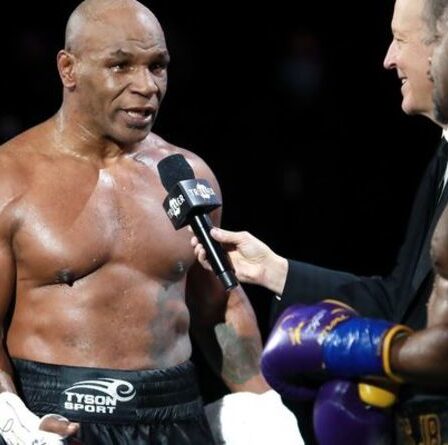 Mike Tyson se moque d'Anthony Joshua et d'Oleksandr Usyk après avoir regardé l'épreuve de force des poids lourds
