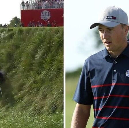 Moment Jordan Spieth frappe un tir «ridicule» contre une falaise d'herbe et atterrit sur le vert