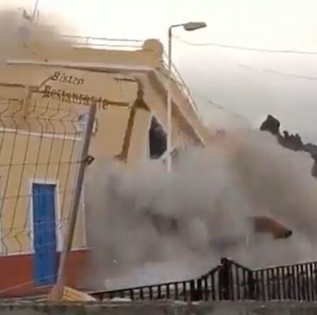 Moment incroyable où une villa entière est Aplatie par une rivière de lave monstre à La Palma