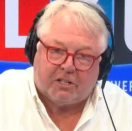 « NE PAS me faire la leçon ! »  Nick Ferrari éclate à la cascade de la foule écologique M25 et raccroche à l'activiste