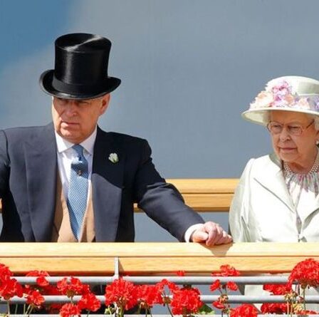 'Ne lui faites pas subir ça' Andrew a qualifié de 'honteux' d'être resté avec Queen au milieu d'un procès