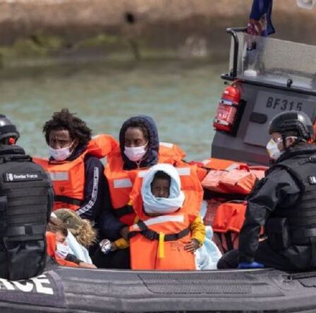 « Nous nous en occupons ! »  Le ministre français nie le chaos des migrants dans la Manche et dénonce le Royaume-Uni