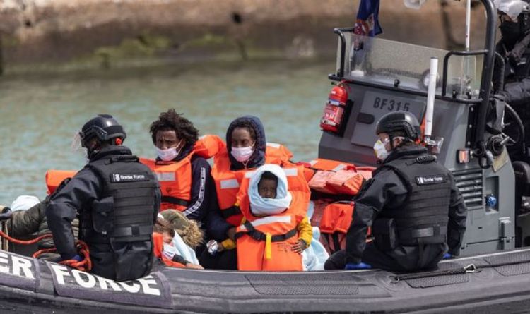 « Nous nous en occupons ! »  Le ministre français nie le chaos des migrants dans la Manche et dénonce le Royaume-Uni