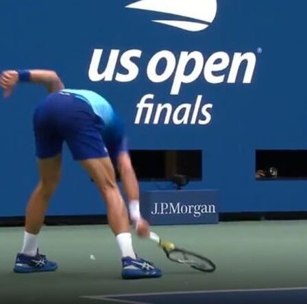 Novak Djokovic écrase une raquette dans un accès de rage lors de la finale de l'US Open