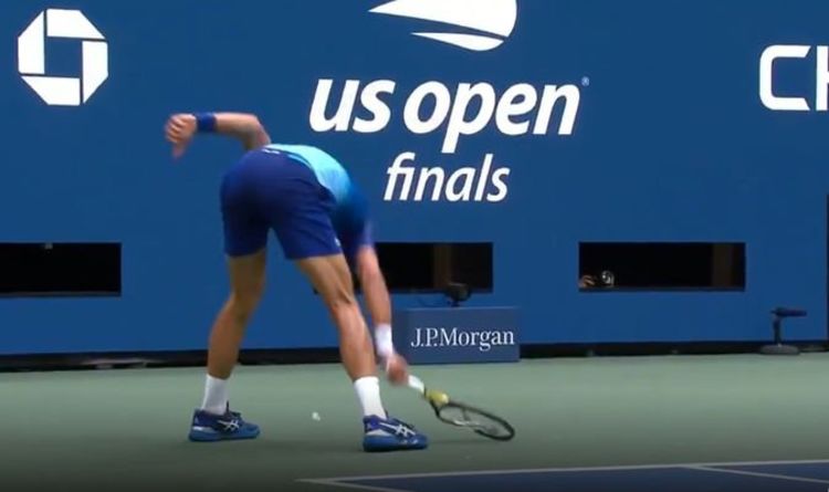 Novak Djokovic écrase une raquette dans un accès de rage lors de la finale de l'US Open