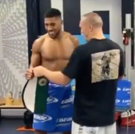 Oleksandr Usyk rend les ceintures à Anthony Joshua après la victoire des poids lourds