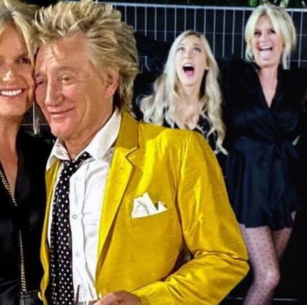 Penny Lancaster, 50 ans, montre des jambes interminables en mini-robe pour un clin d'œil confortable avec son mari Rod