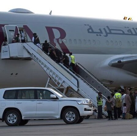 "Reconnaissant à nos amis qatariens": 13 Britanniques sur le premier vol civil de Kaboul à Doha