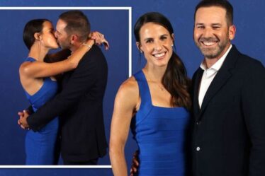 Sergio Garcia embrasse sa femme alors que le couple n'a d'yeux que pour l'autre au dîner de la Ryder Cup 2021