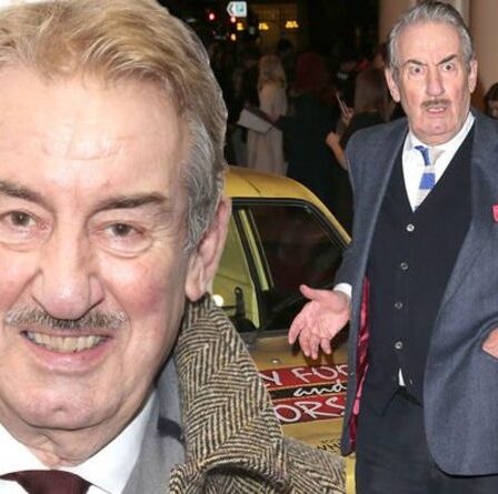 Seule la star de Fools and Horses, John Challis, a été contrainte d'annuler sa tournée au milieu d'une bataille secrète pour la santé