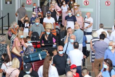 'Sortir!'  Une furieuse rage espagnole contre les responsables de l'aéroport alors que les touristes anglais sont pris dans le chaos