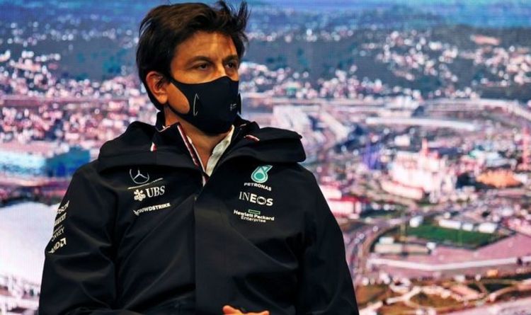 Toto Wolff souligne le changement d'approche de Lewis Hamilton avec Max Verstappen