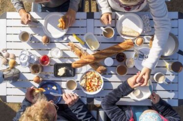« Tout ce qui n'est pas brûlé » : les repas de camping préférés des campeurs sont dans – que manger pendant le séjour