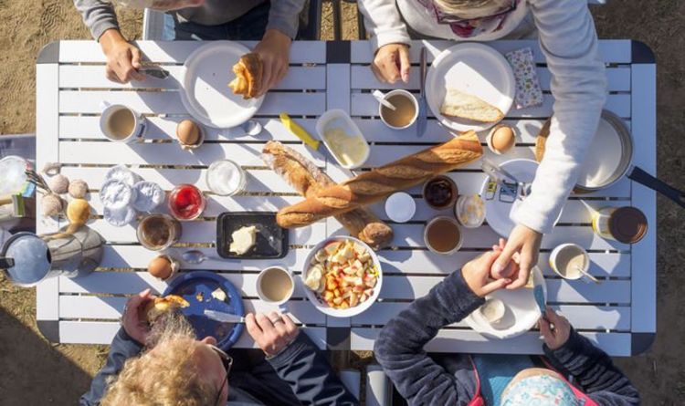 « Tout ce qui n'est pas brûlé » : les repas de camping préférés des campeurs sont dans – que manger pendant le séjour