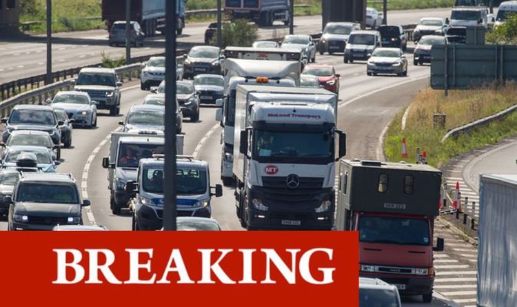 Trafic M1: un grave accident ferme les ambulances routières et aériennes alors que des files d'attente de 14 milles s'accumulent