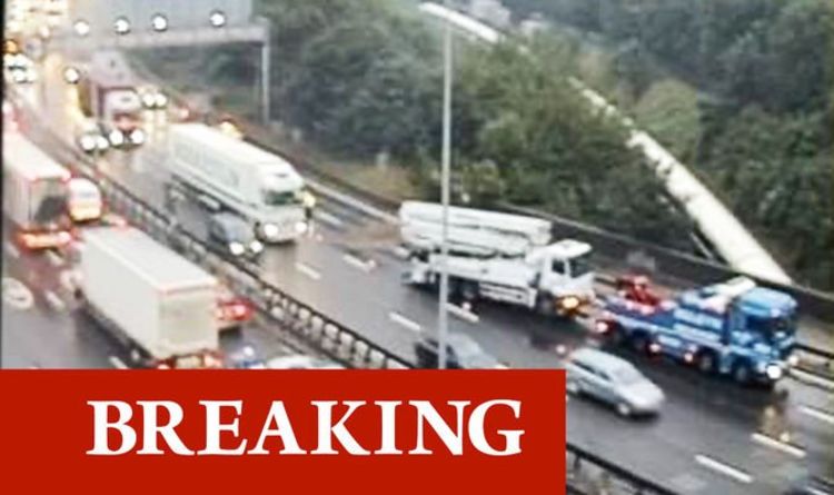 Trafic M25: voies fermées alors qu'un camion percute une grue - 9 miles de files d'attente au péage de Dartford