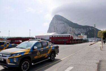 Un bateau de la Royal Navy chasse un bateau de la police espagnole hors des eaux de Gibraltar dans une impasse