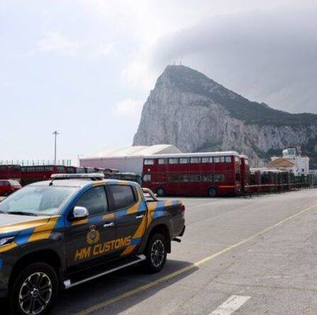 Un bateau de la Royal Navy chasse un bateau de la police espagnole hors des eaux de Gibraltar dans une impasse