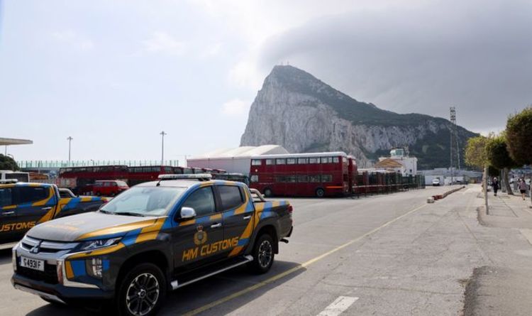 Un bateau de la Royal Navy chasse un bateau de la police espagnole hors des eaux de Gibraltar dans une impasse