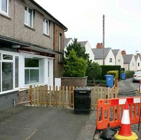 Un couple « a tiré sur » après avoir construit une clôture pour empêcher les clients de la friterie de manger sur le rebord de la fenêtre