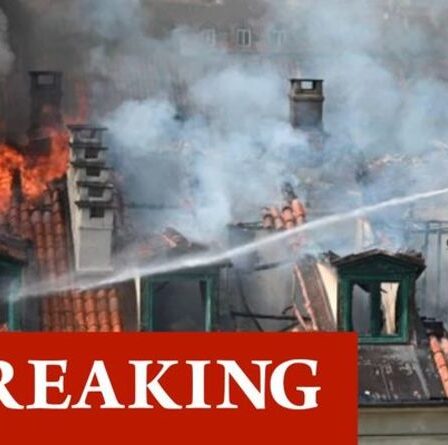 Un énorme incendie ravage des maisons en Italie – 100 personnes s'enfuient alors que des dizaines de pompiers s'attaquent à l'incendie