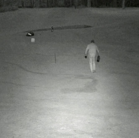 Un golfeur en colère verse un désherbant sur le parcours dans la rangée des membres