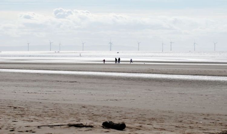 Un homme dérangé après avoir trouvé des restes sur la plage de Liverpool