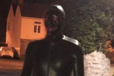 Un homme masqué suscite la panique alors qu'un rôdeur vêtu de latex est repéré dans la ville de Somerset
