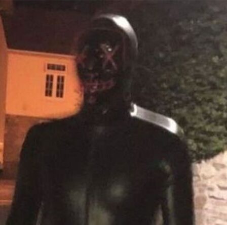 Un homme masqué suscite la panique alors qu'un rôdeur vêtu de latex est repéré dans la ville de Somerset