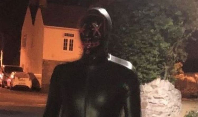 Un homme masqué suscite la panique alors qu'un rôdeur vêtu de latex est repéré dans la ville de Somerset