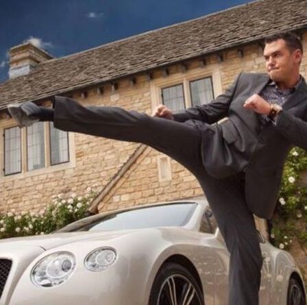 Un millionnaire qui a « quitté l'école à 16 ans avec 100 £ » explique comment il pourrait acheter une Ferrari à 22 ans