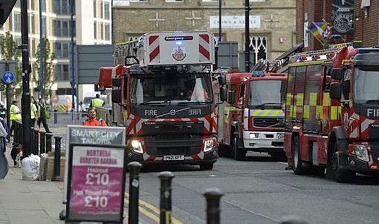 Un ouvrier du bâtiment de Manchester coincé à l'intérieur d'une grue déclenchant un sauvetage d'urgence de masse