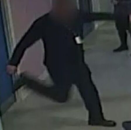 Un policier agresse un garçon de 10 ans lors d'une attaque sauvage filmée en vidéosurveillance