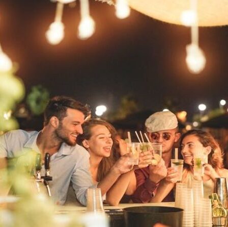 Une destination de voyage britannique populaire lève les restrictions sur les rassemblements sociaux