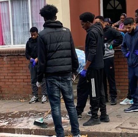 Une famille en deuil est partie nettoyer les rues tachées de sang après un coup de couteau mortel