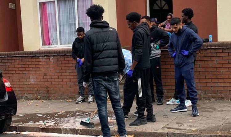 Une famille en deuil est partie nettoyer les rues tachées de sang après un coup de couteau mortel