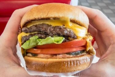 Une femme horrifiée trouve un DOIGT HUMAIN dans un hamburger d'un restaurant - enquête ouverte