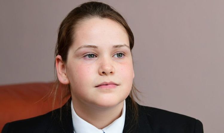 Une fille de 11 ans doit faire face au mur à cause de "petites" boucles d'oreilles dans une rangée d'uniformes scolaires