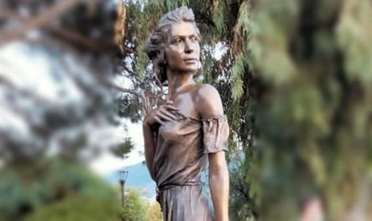 Une nouvelle statue de femme en robe transparente qualifiée d'"offense aux femmes" dans une rangée de sexisme