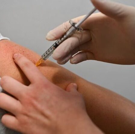 Une percée d'AstraZeneca alors que l'équipe d'Oxford teste un vaccin «révolutionnaire» contre le cancer sur l'homme