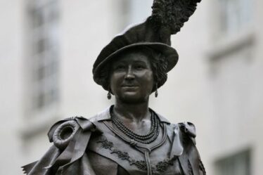 "Unfit Hommage" La statue du rond-point de la reine mère détruite par les habitants - "C'est un champ de mines"