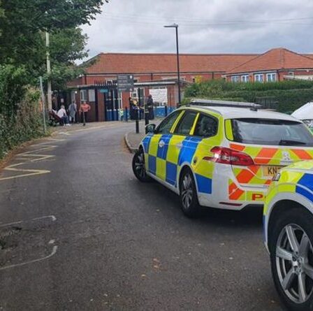 Urgence à l'école alors que l'entrepreneur se retrouve coincé dans les machines