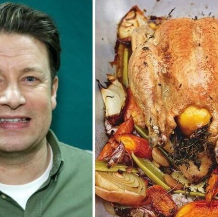 « Viande juteuse et peau croustillante » Jamie Oliver partage une recette de poulet rôti « parfaite » avec des légumes