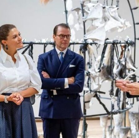 « Vraiment intéressé ! »  Les fans royaux jaillissent alors que les membres de la famille royale suédoise visitent la galerie d'art de l'université