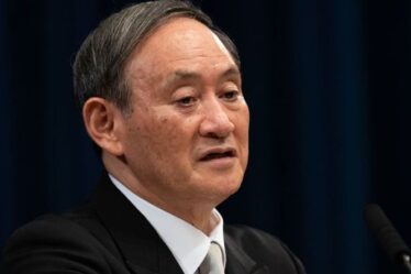 Yoshihide Suga démissionne de son poste de Premier ministre japonais suite aux critiques de Covid