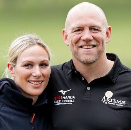 Zara Phillips et Mike Tindall partagent un joli cliché lors d'une collecte de fonds pour le golf en apparence commune