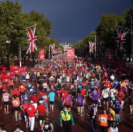 Supervet court le marathon de Londres en tenant une photo d'un chien en retard - "elle était à mes côtés"
